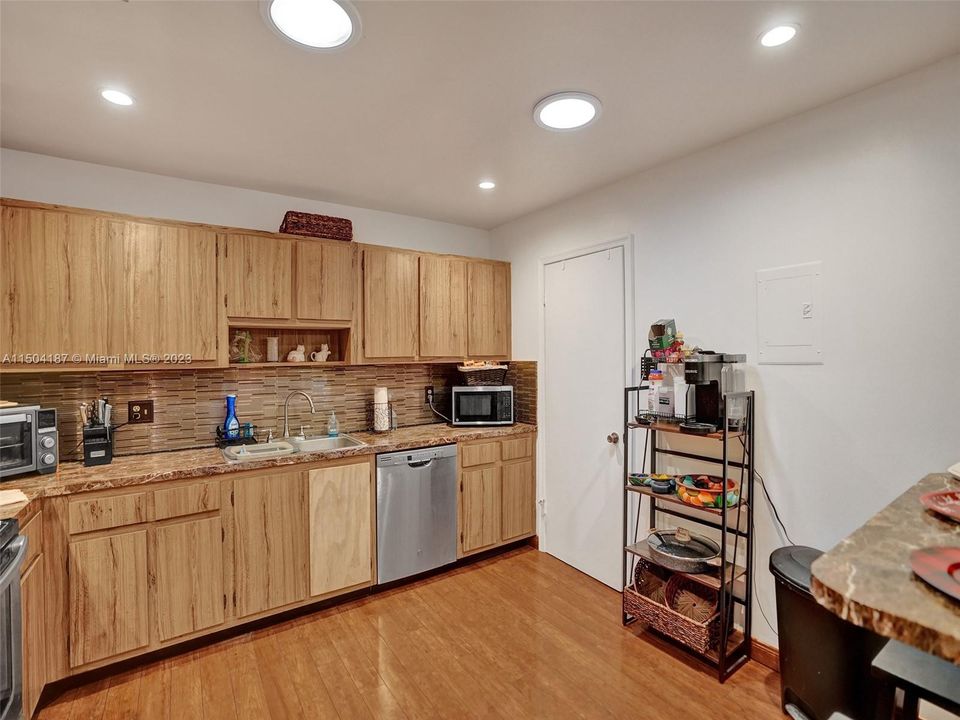 Vendido Recientemente: $235,000 (2 camas, 2 baños, 1243 Pies cuadrados)