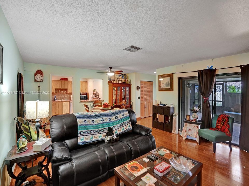 Vendido Recientemente: $235,000 (2 camas, 2 baños, 1243 Pies cuadrados)