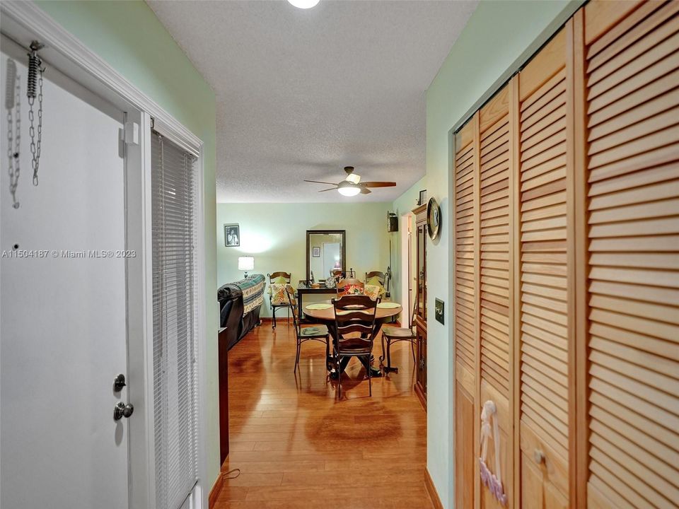 Vendido Recientemente: $235,000 (2 camas, 2 baños, 1243 Pies cuadrados)