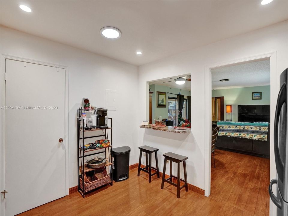 Vendido Recientemente: $235,000 (2 camas, 2 baños, 1243 Pies cuadrados)