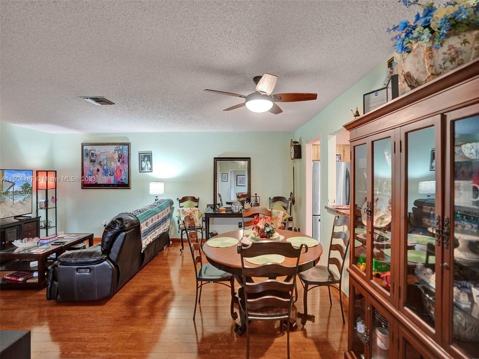 Vendido Recientemente: $235,000 (2 camas, 2 baños, 1243 Pies cuadrados)