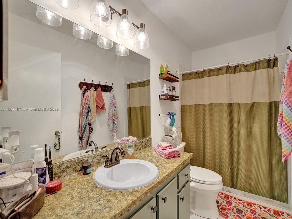 Vendido Recientemente: $235,000 (2 camas, 2 baños, 1243 Pies cuadrados)