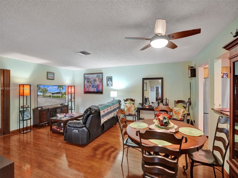 Vendido Recientemente: $235,000 (2 camas, 2 baños, 1243 Pies cuadrados)