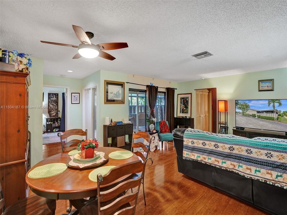 Vendido Recientemente: $235,000 (2 camas, 2 baños, 1243 Pies cuadrados)