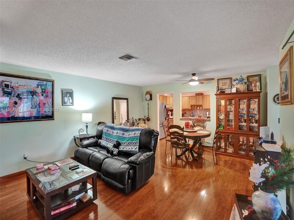 Vendido Recientemente: $235,000 (2 camas, 2 baños, 1243 Pies cuadrados)