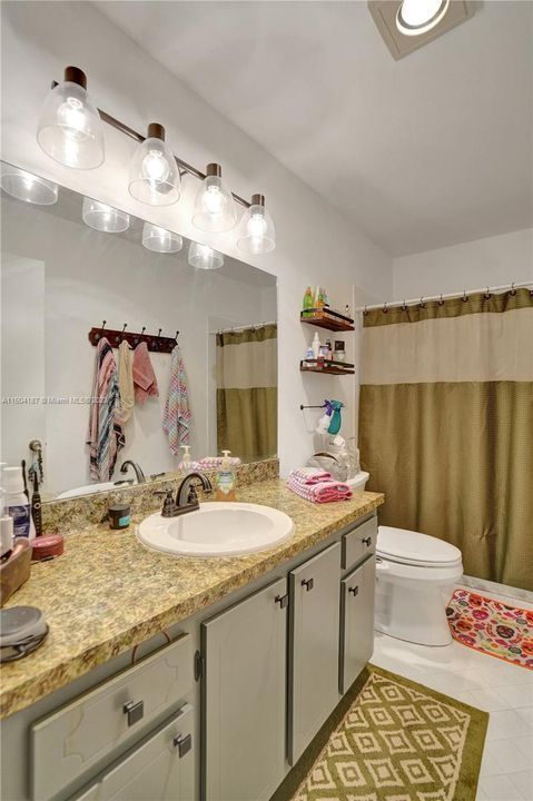 Vendido Recientemente: $235,000 (2 camas, 2 baños, 1243 Pies cuadrados)