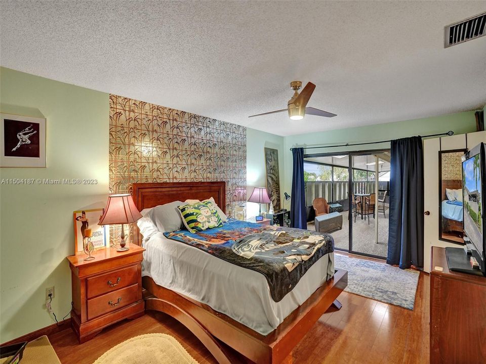 Vendido Recientemente: $235,000 (2 camas, 2 baños, 1243 Pies cuadrados)