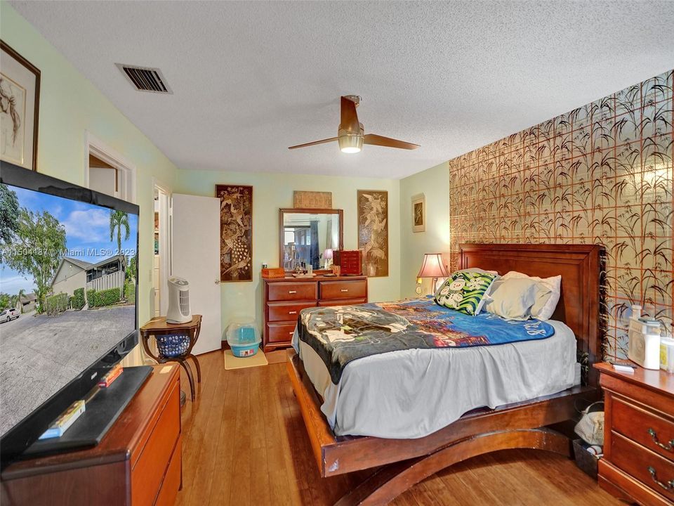 Vendido Recientemente: $235,000 (2 camas, 2 baños, 1243 Pies cuadrados)