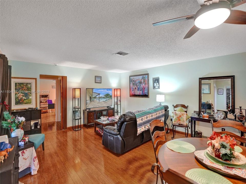 Vendido Recientemente: $235,000 (2 camas, 2 baños, 1243 Pies cuadrados)