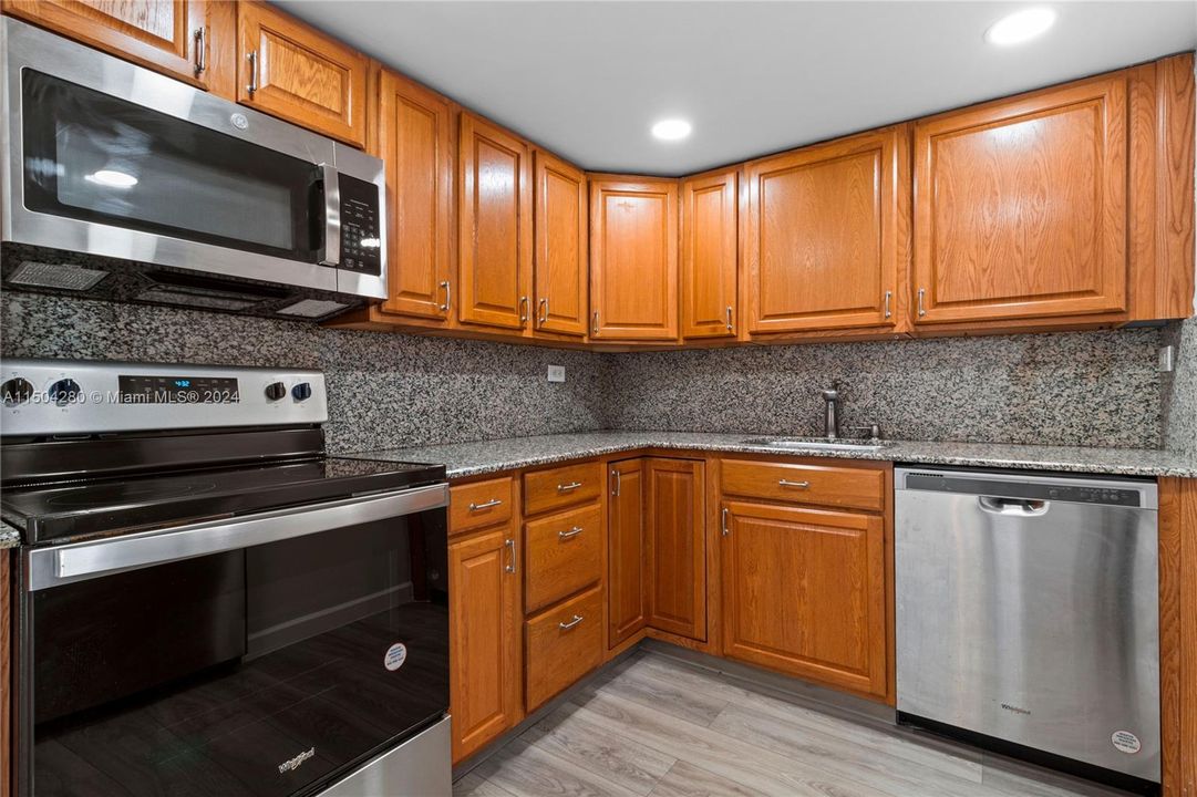 Recently Rented: $2,400 (2 beds, 2 baths, 899 Square Feet)