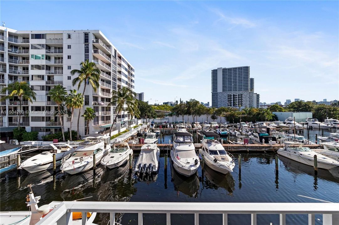 Recently Rented: $2,400 (2 beds, 2 baths, 899 Square Feet)