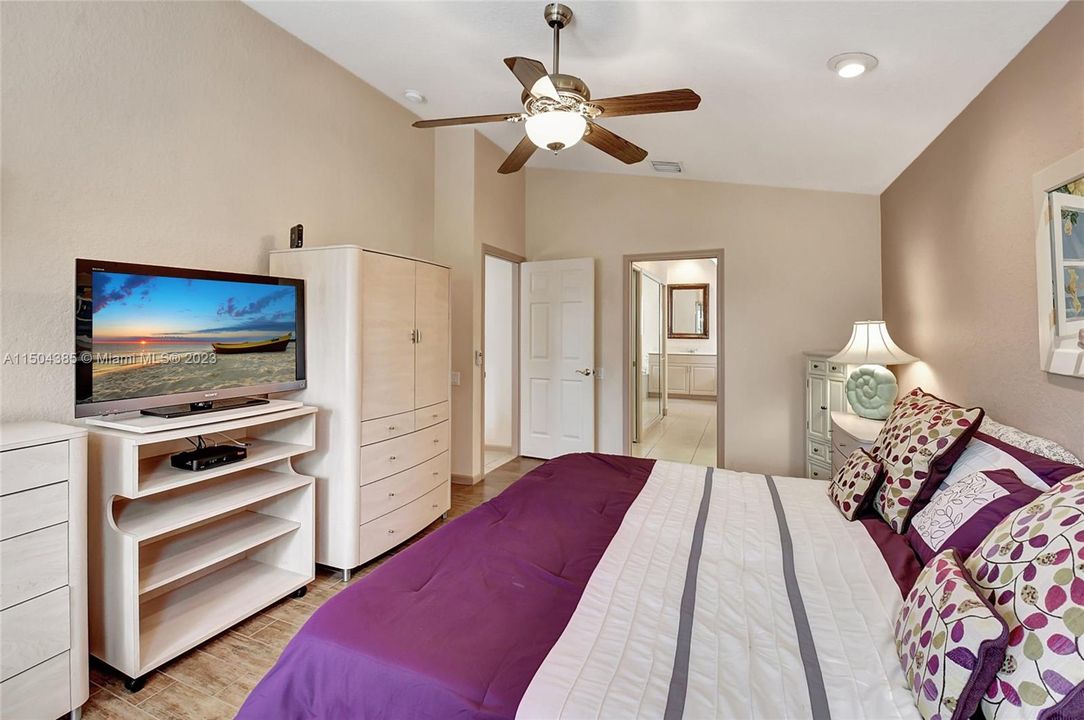 Recently Sold: $399,900 (3 beds, 2 baths, 1852 Square Feet)