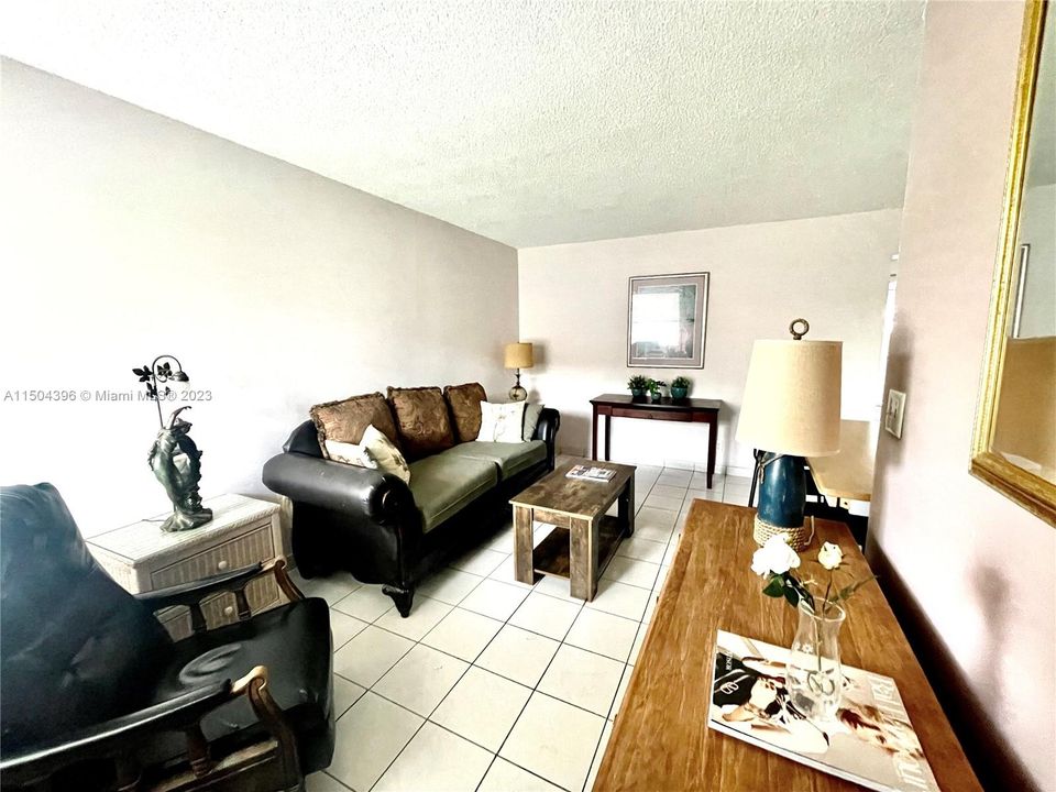 For Sale: $159,900 (1 beds, 1 baths, 510 Square Feet)