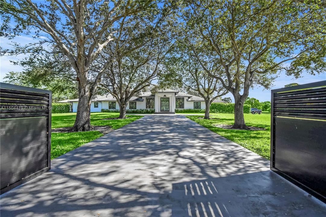 Recently Sold: $2,800,000 (4 beds, 4 baths, 3659 Square Feet)