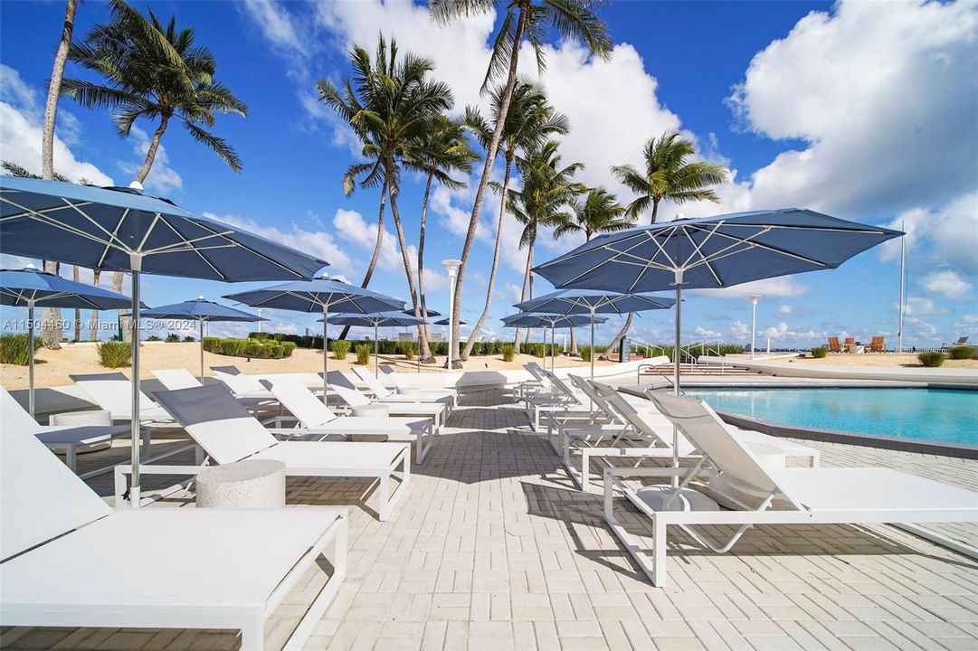 Recently Rented: $3,870 (1 beds, 1 baths, 1036 Square Feet)