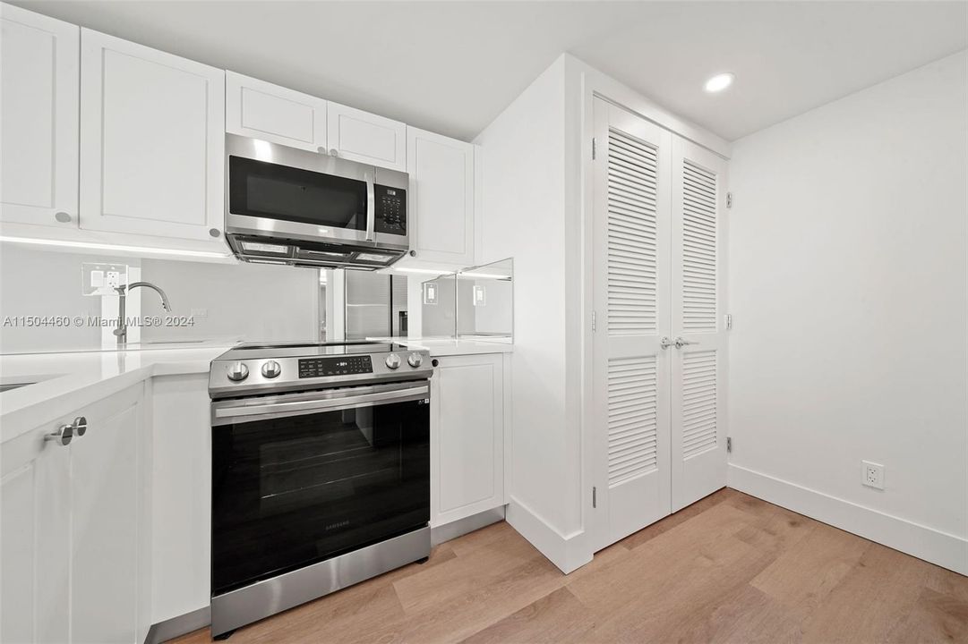 Recently Rented: $3,870 (1 beds, 1 baths, 1036 Square Feet)