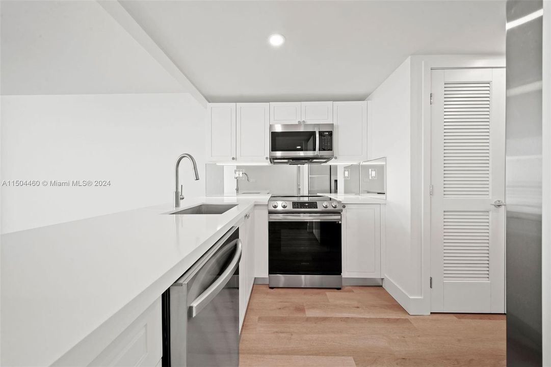 Recently Rented: $3,870 (1 beds, 1 baths, 1036 Square Feet)