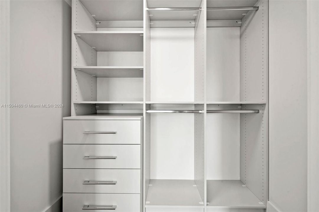 Recently Rented: $3,870 (1 beds, 1 baths, 1036 Square Feet)