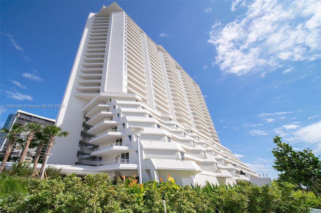 Recently Rented: $3,870 (1 beds, 1 baths, 1036 Square Feet)