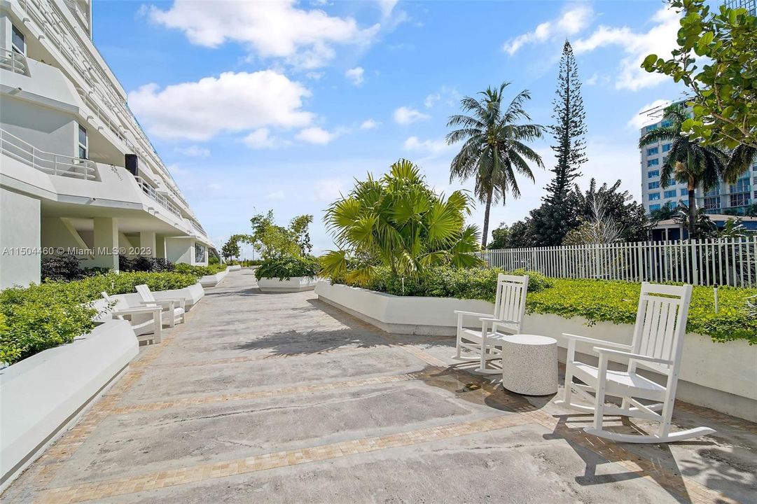 Recently Rented: $3,870 (1 beds, 1 baths, 1036 Square Feet)