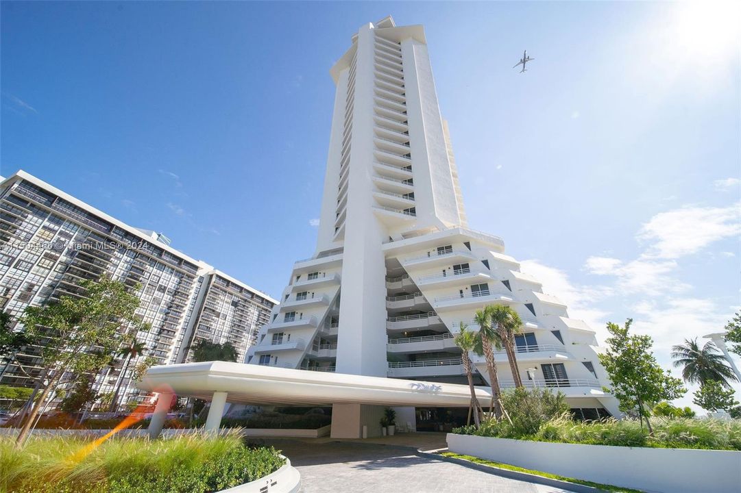 Recently Rented: $3,870 (1 beds, 1 baths, 1036 Square Feet)