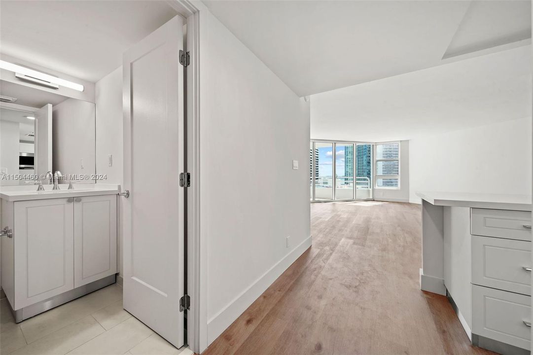 Recently Rented: $3,870 (1 beds, 1 baths, 1036 Square Feet)