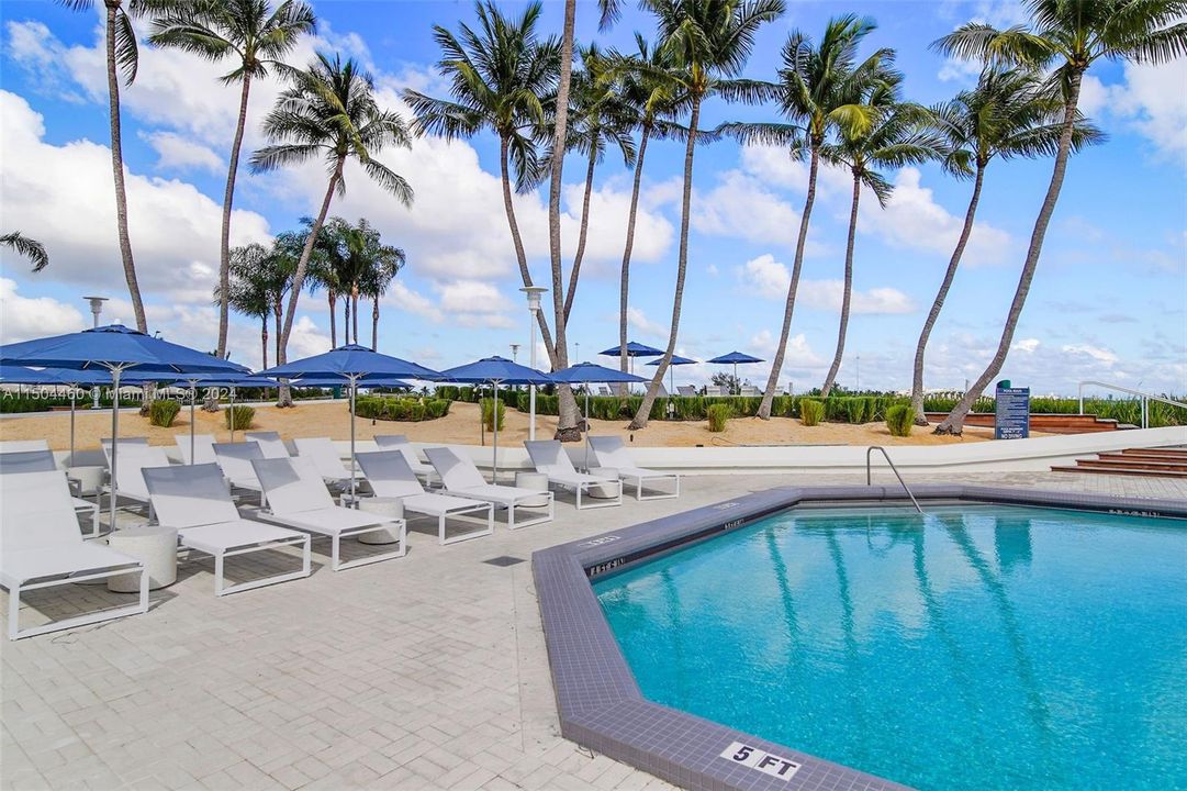 Recently Rented: $3,870 (1 beds, 1 baths, 1036 Square Feet)