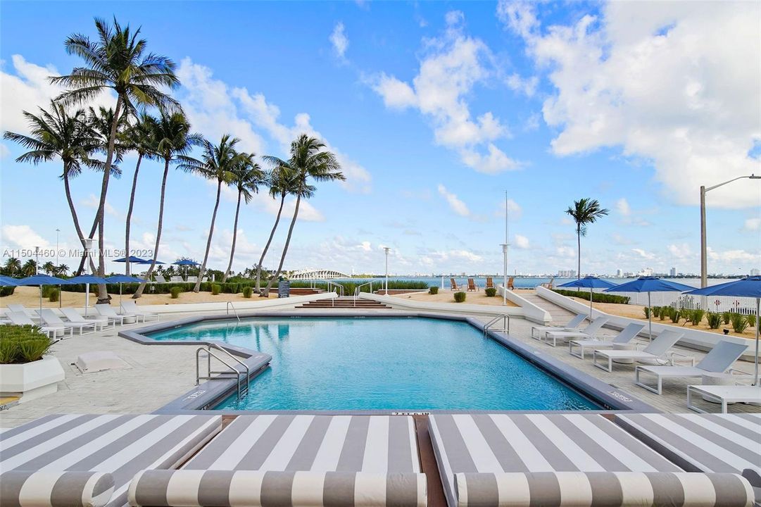 Recently Rented: $3,870 (1 beds, 1 baths, 1036 Square Feet)