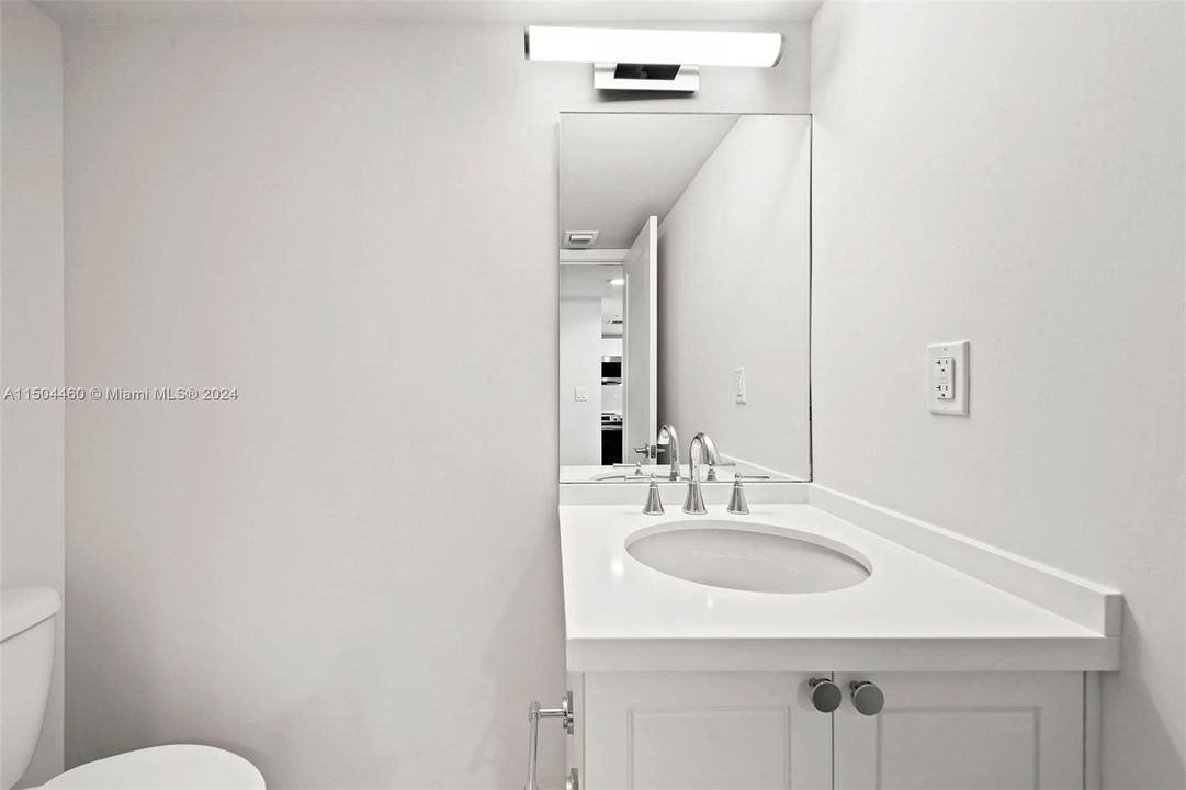 Recently Rented: $3,870 (1 beds, 1 baths, 1036 Square Feet)