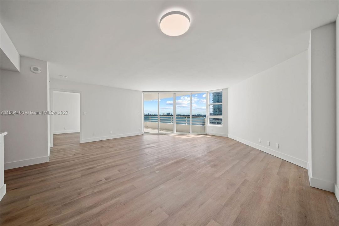 Recently Rented: $3,870 (1 beds, 1 baths, 1036 Square Feet)