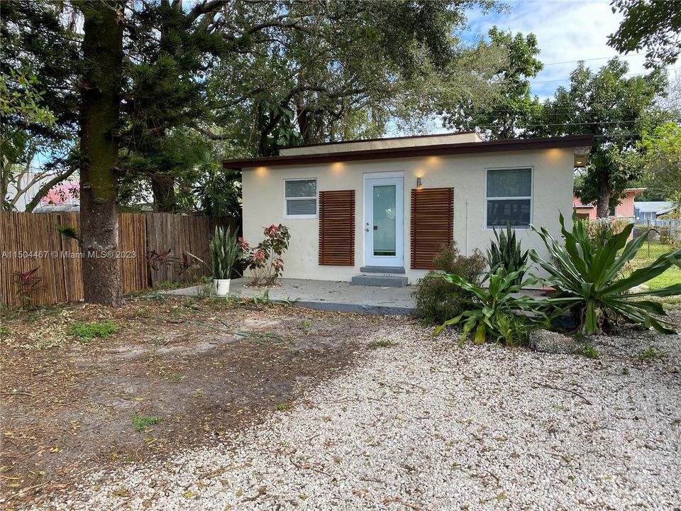 For Sale: $439,900 (3 beds, 1 baths, 753 Square Feet)