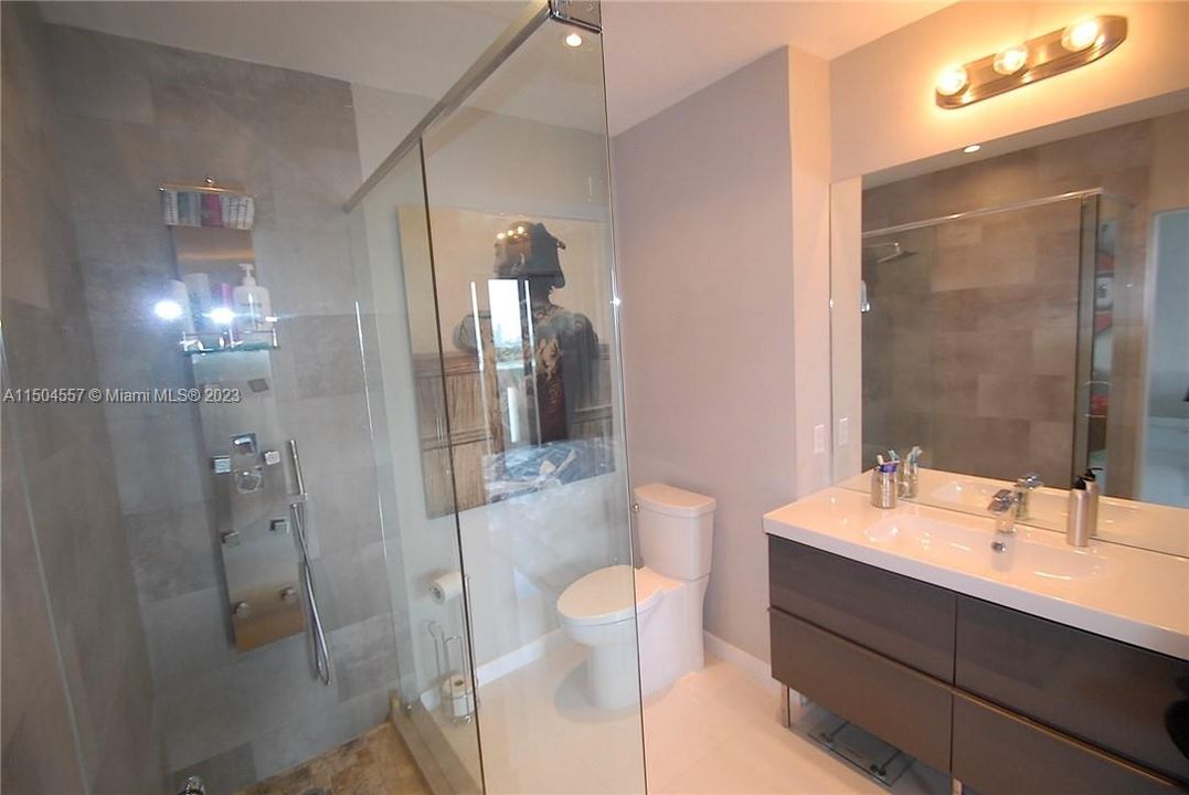For Sale: $750,000 (1 beds, 1 baths, 900 Square Feet)