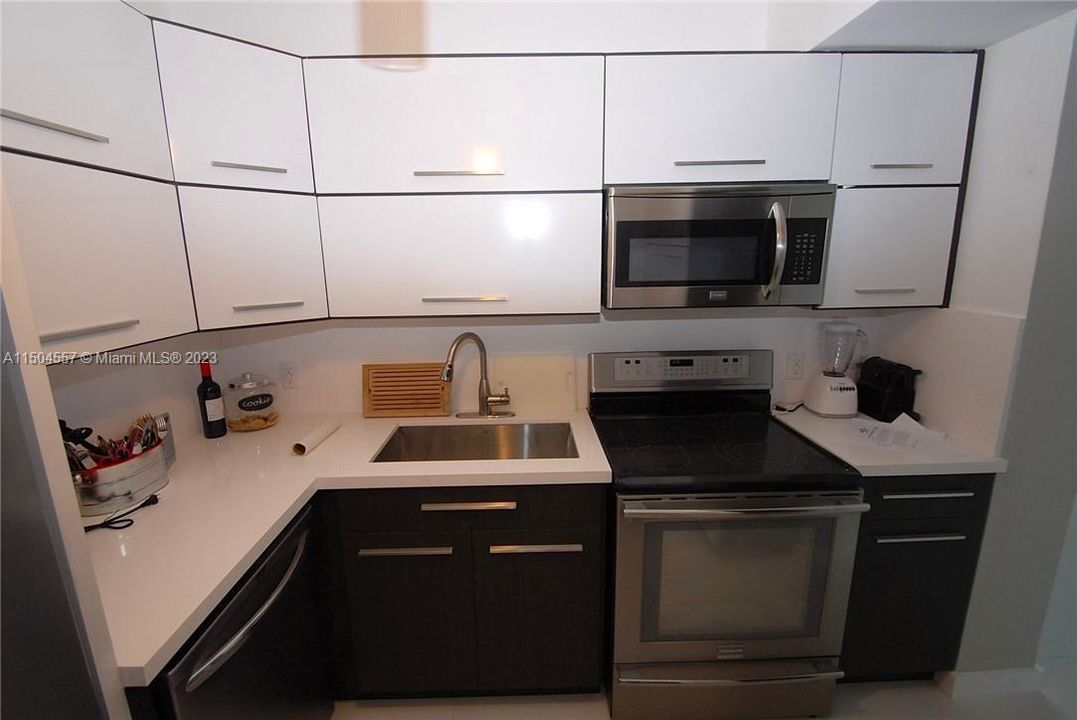 For Sale: $750,000 (1 beds, 1 baths, 900 Square Feet)