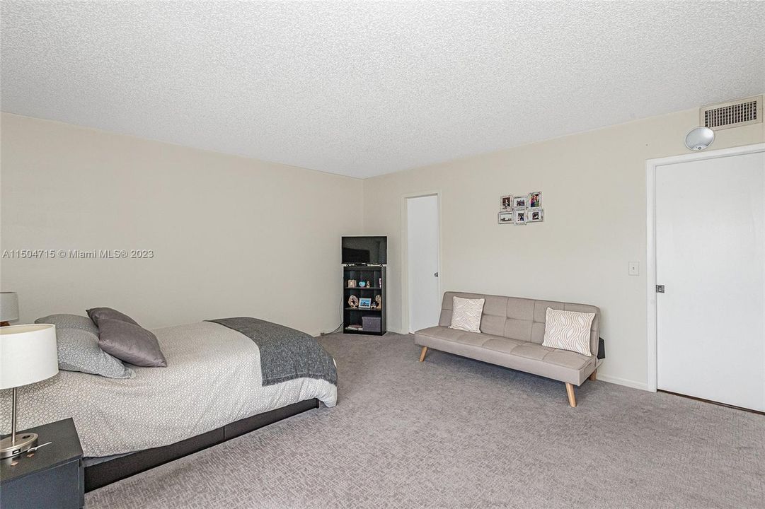 For Sale: $138,000 (1 beds, 1 baths, 738 Square Feet)