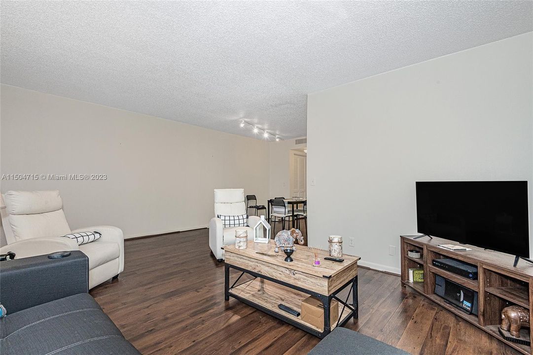 For Sale: $138,000 (1 beds, 1 baths, 738 Square Feet)