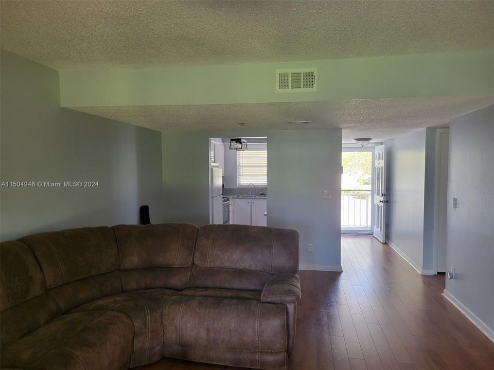 For Sale: $182,000 (2 beds, 1 baths, 910 Square Feet)