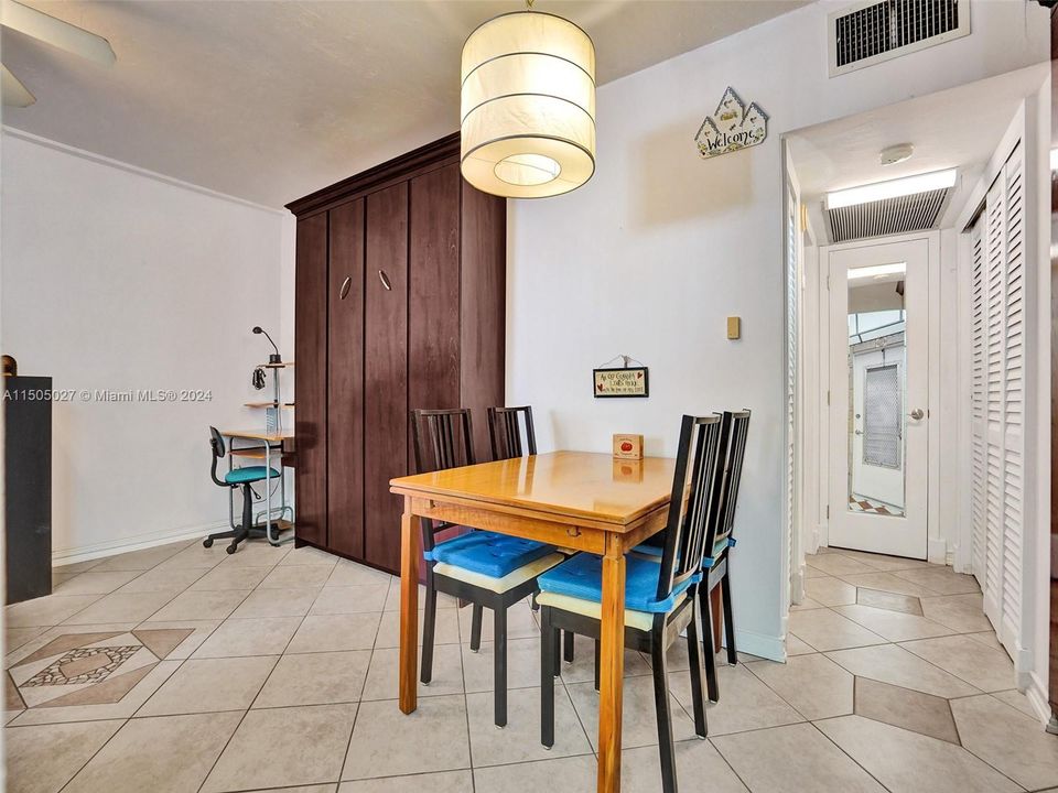 For Sale: $355,000 (1 beds, 1 baths, 560 Square Feet)