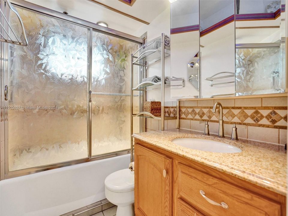 For Sale: $355,000 (1 beds, 1 baths, 560 Square Feet)