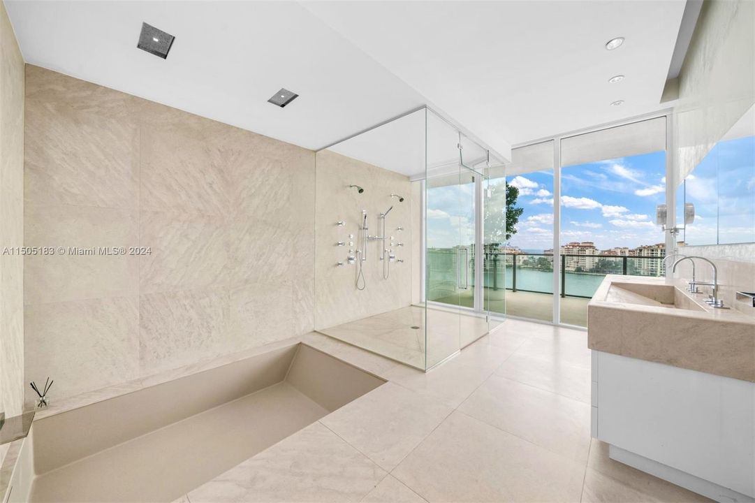 Active With Contract: $15,150,000 (4 beds, 3 baths, 4154 Square Feet)