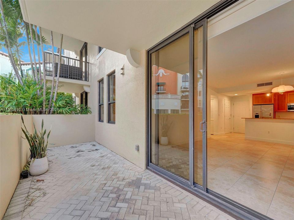 Recently Sold: $755,000 (2 beds, 2 baths, 1202 Square Feet)