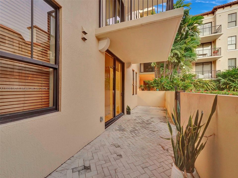 Recently Sold: $755,000 (2 beds, 2 baths, 1202 Square Feet)