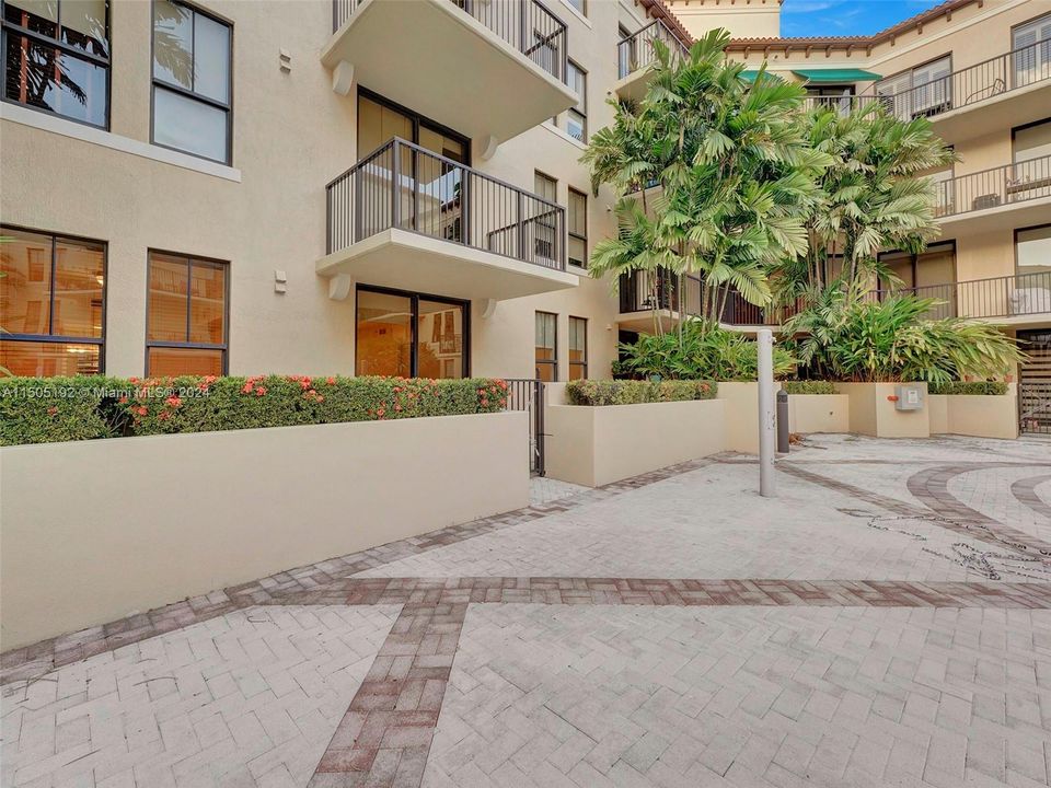 Recently Sold: $755,000 (2 beds, 2 baths, 1202 Square Feet)