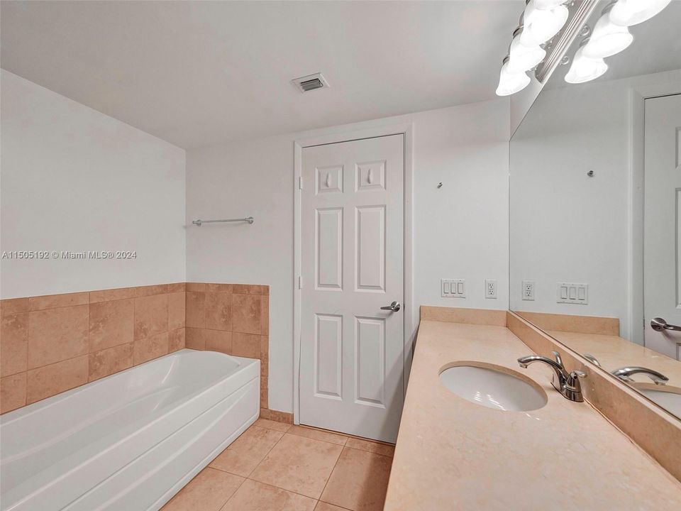 Recently Sold: $755,000 (2 beds, 2 baths, 1202 Square Feet)