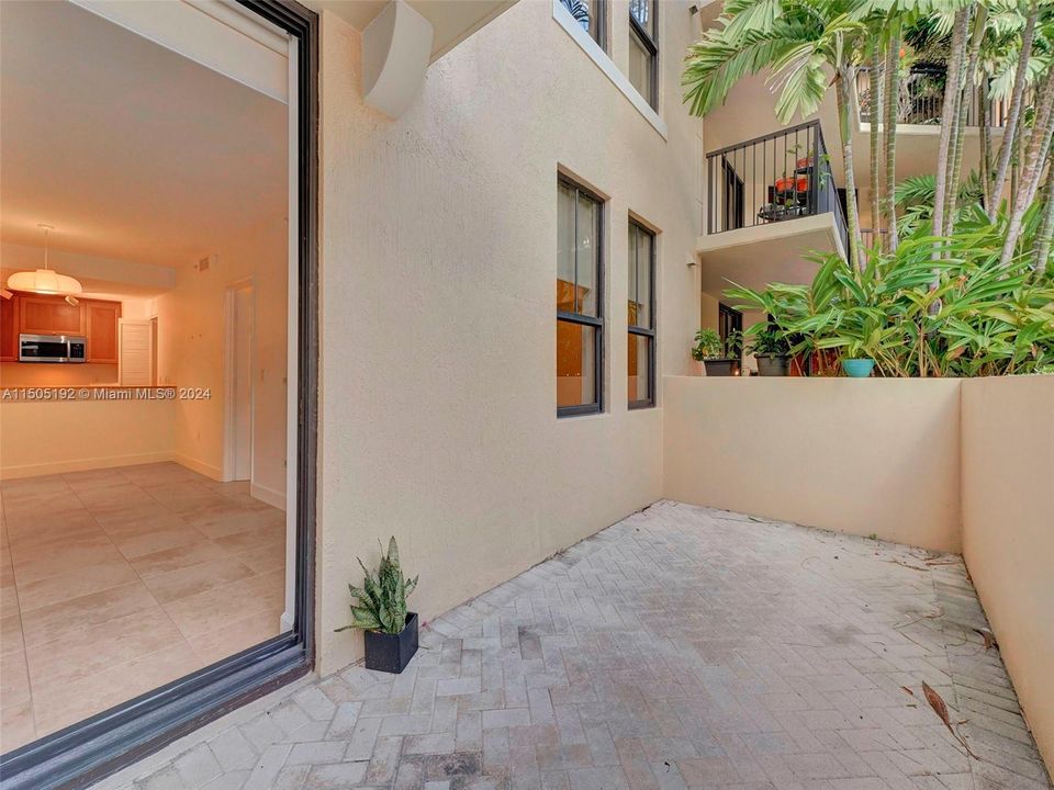 Recently Sold: $755,000 (2 beds, 2 baths, 1202 Square Feet)