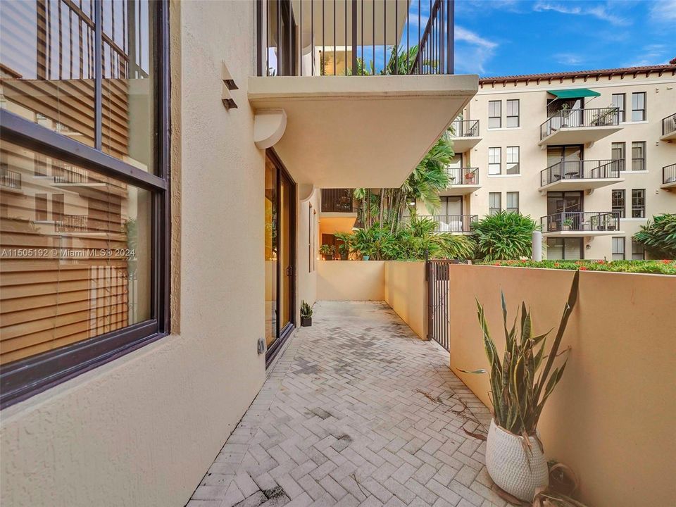 Recently Sold: $755,000 (2 beds, 2 baths, 1202 Square Feet)