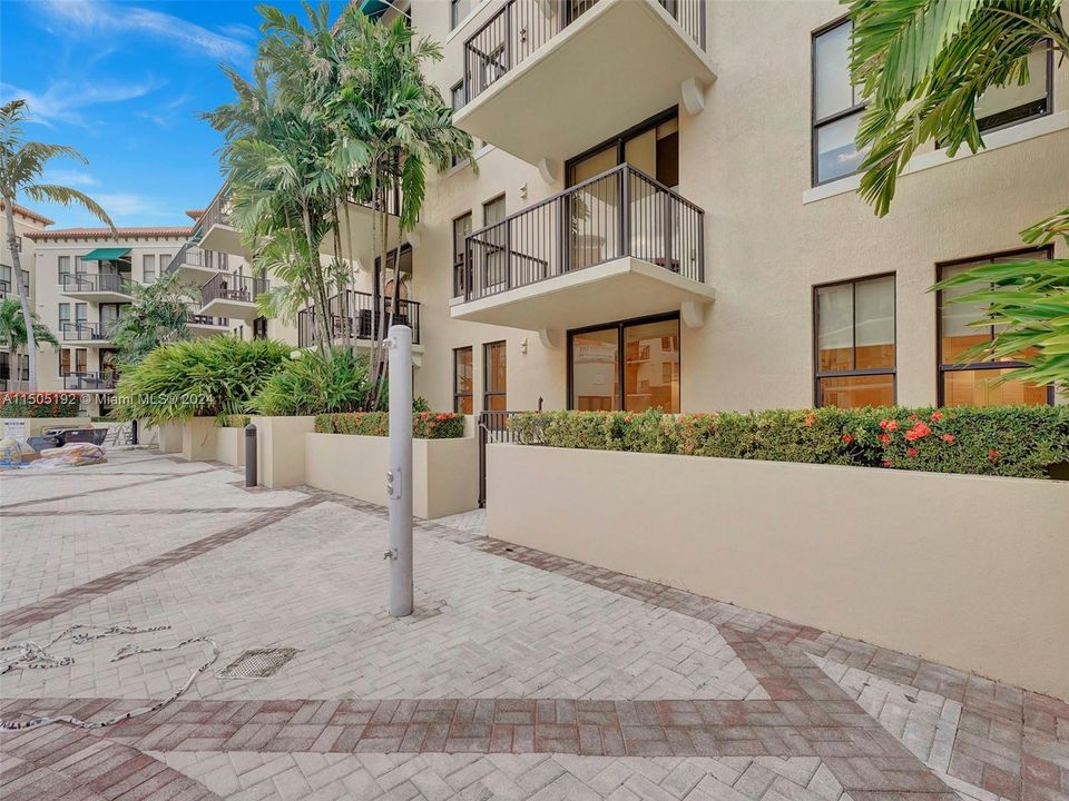 Recently Sold: $755,000 (2 beds, 2 baths, 1202 Square Feet)