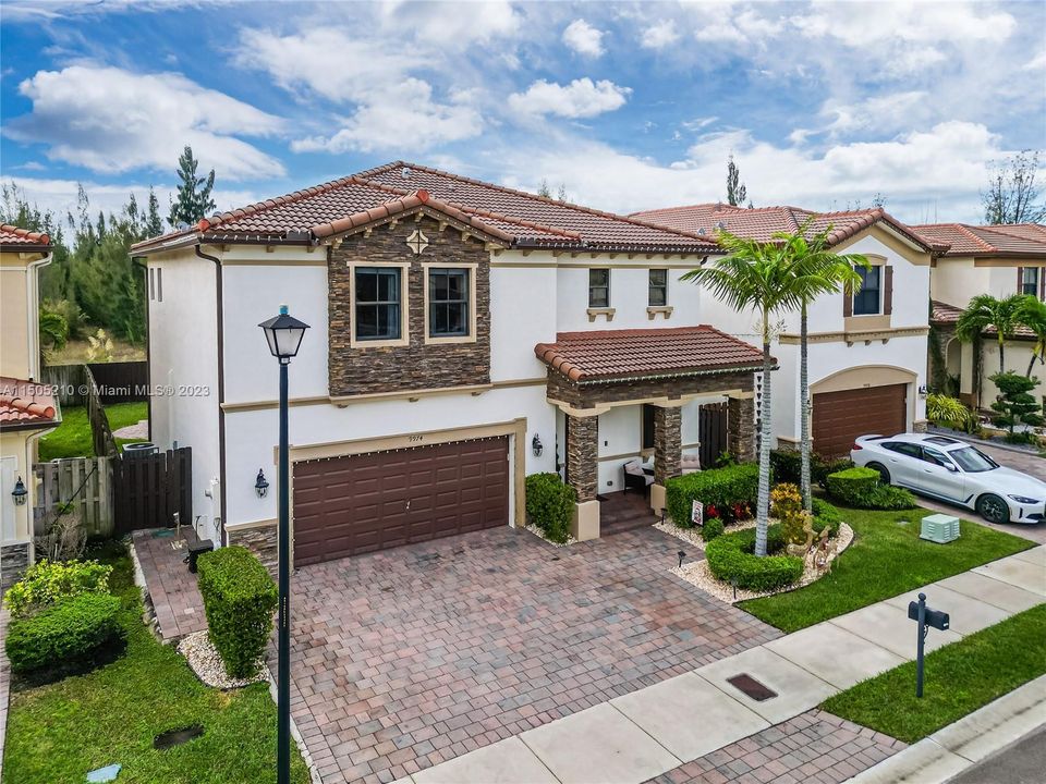Recently Sold: $995,999 (4 beds, 3 baths, 2674 Square Feet)