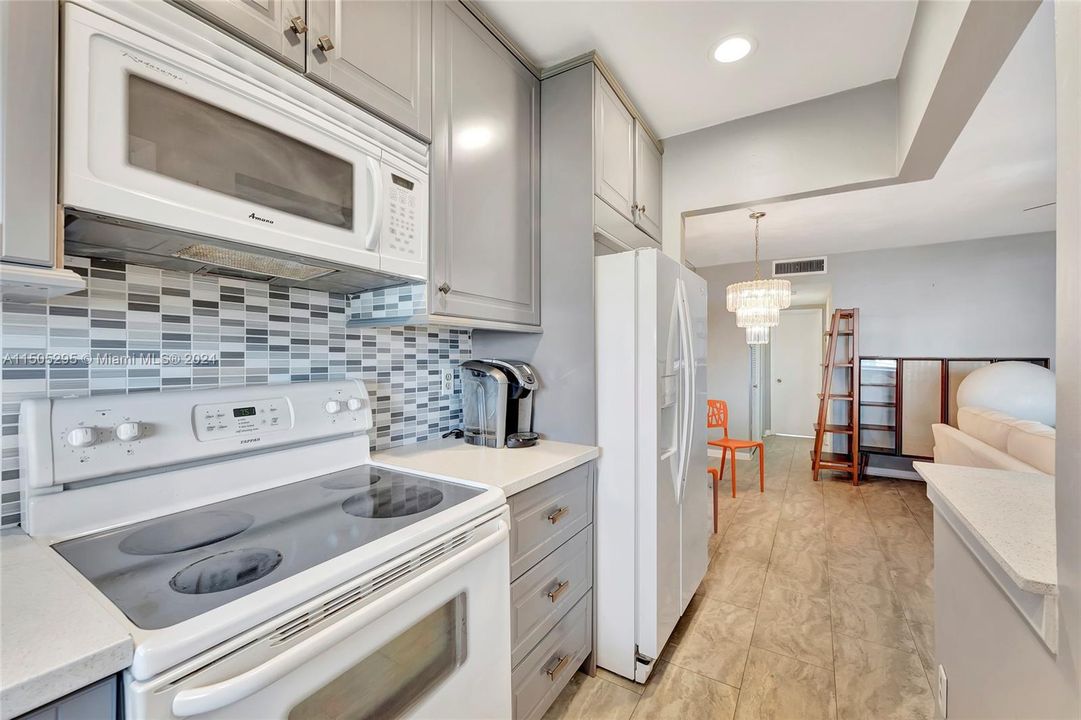 Active With Contract: $107,500 (1 beds, 1 baths, 720 Square Feet)