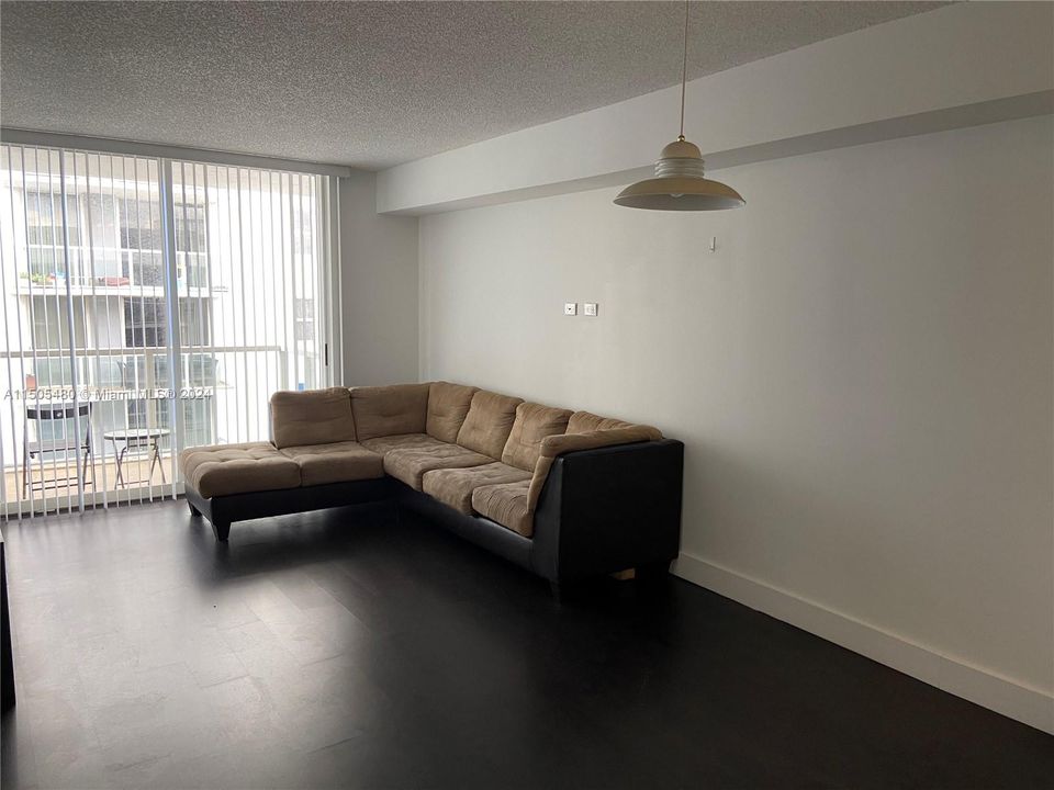 Recently Sold: $325,000 (2 beds, 1 baths, 860 Square Feet)