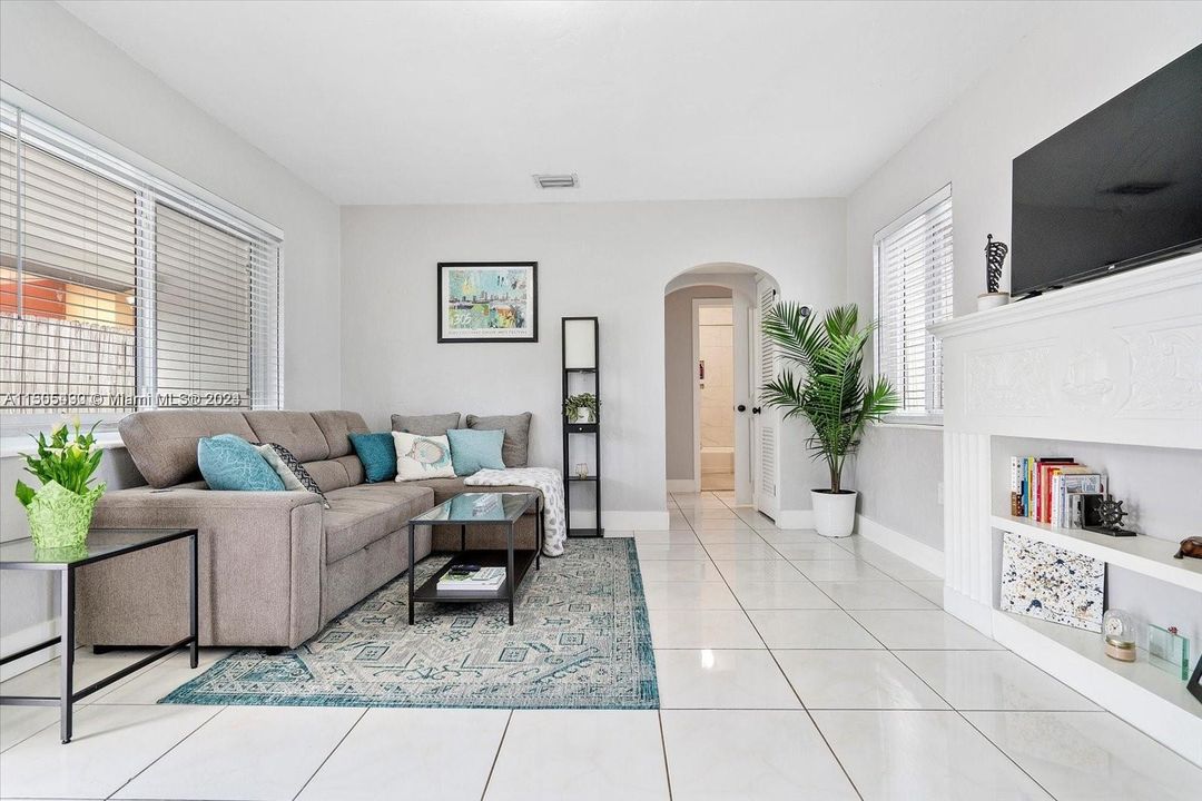 Recently Rented: $2,100 (1 beds, 1 baths, 1268 Square Feet)